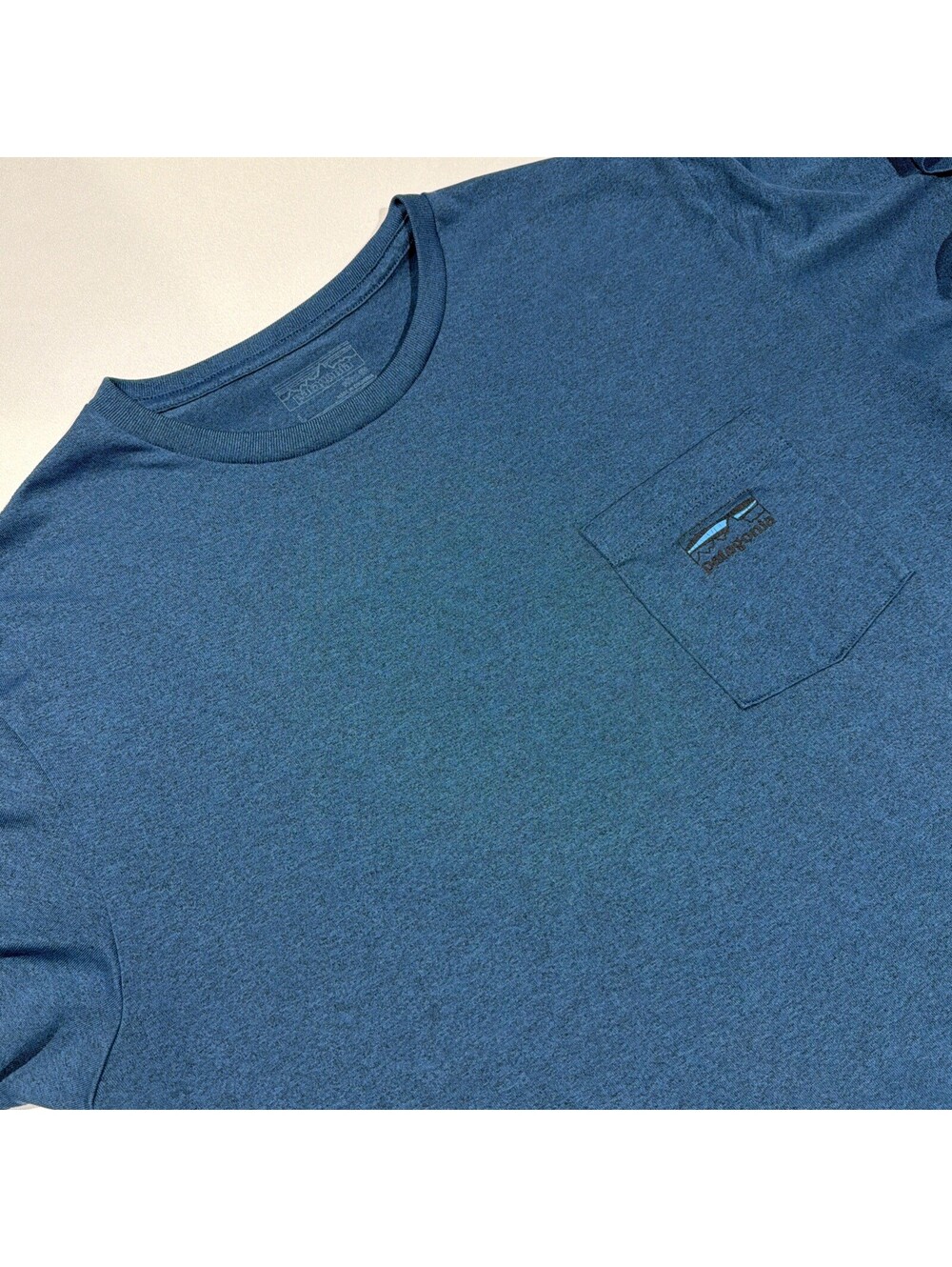 Patagonia blue men’s front pocket slim fit t-shirt size Large
